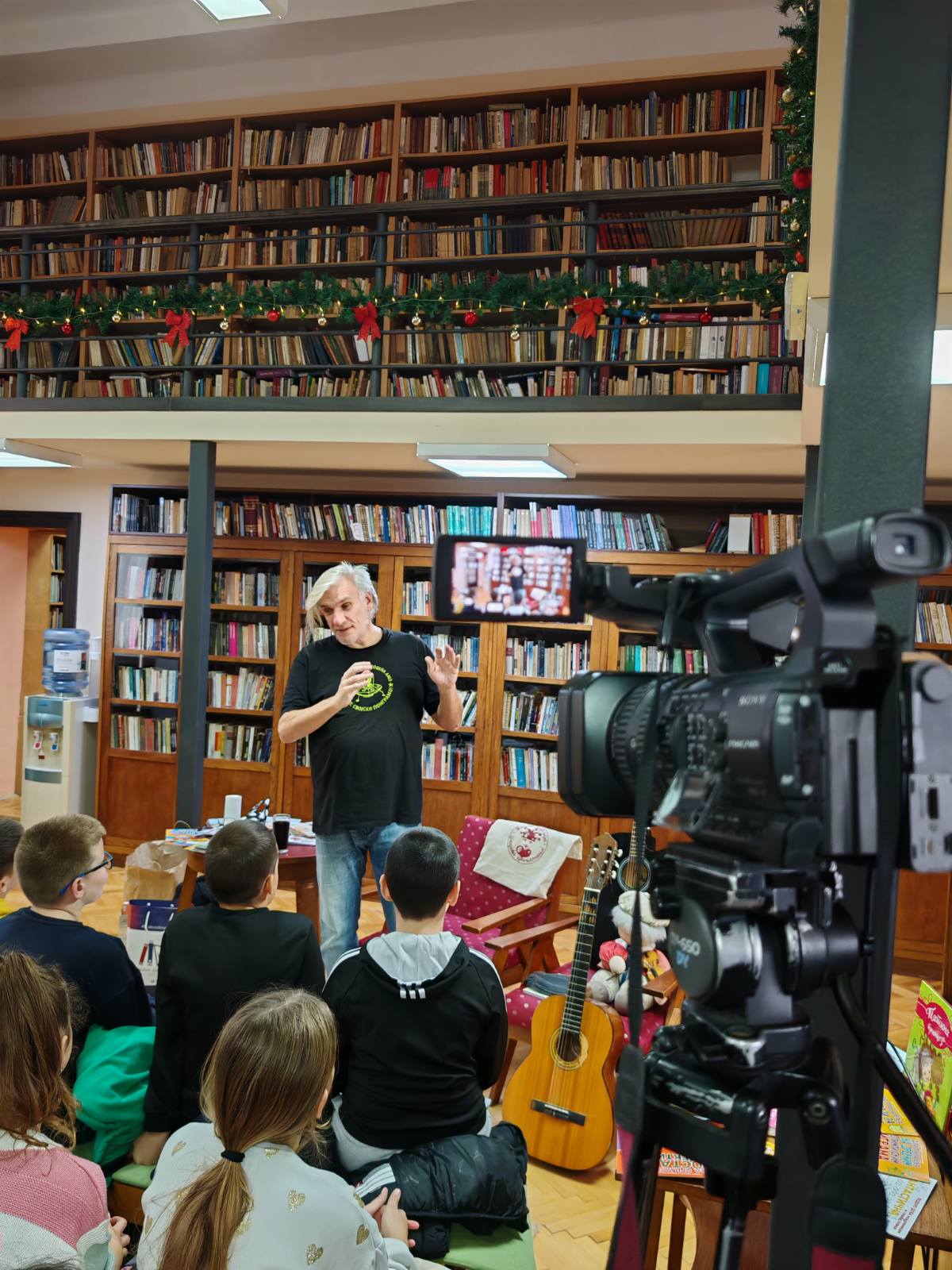 УЧЕНИЦИ У СУСРЕТУ СА СТВАРАЛАШТВОМ РОБЕРТА ТАКАРИЧА