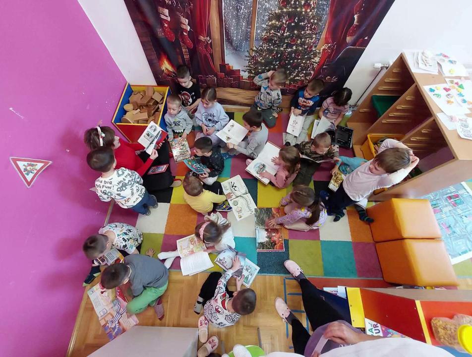 ПУТУЈУЋА БИБЛИОТЕКА – КОФЕР ПУН ЛЕПИХ РЕЧИ